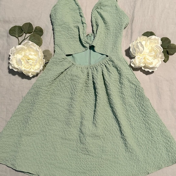 Saboskirt Odin Halter Dress - Picture 3 of 4